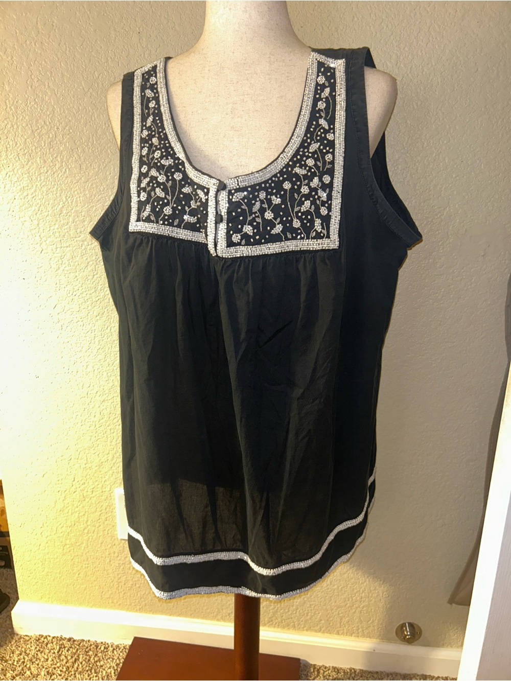 Black Sleeveless Bead Embroidered Scoop Neck Women's Tank Top die XXL